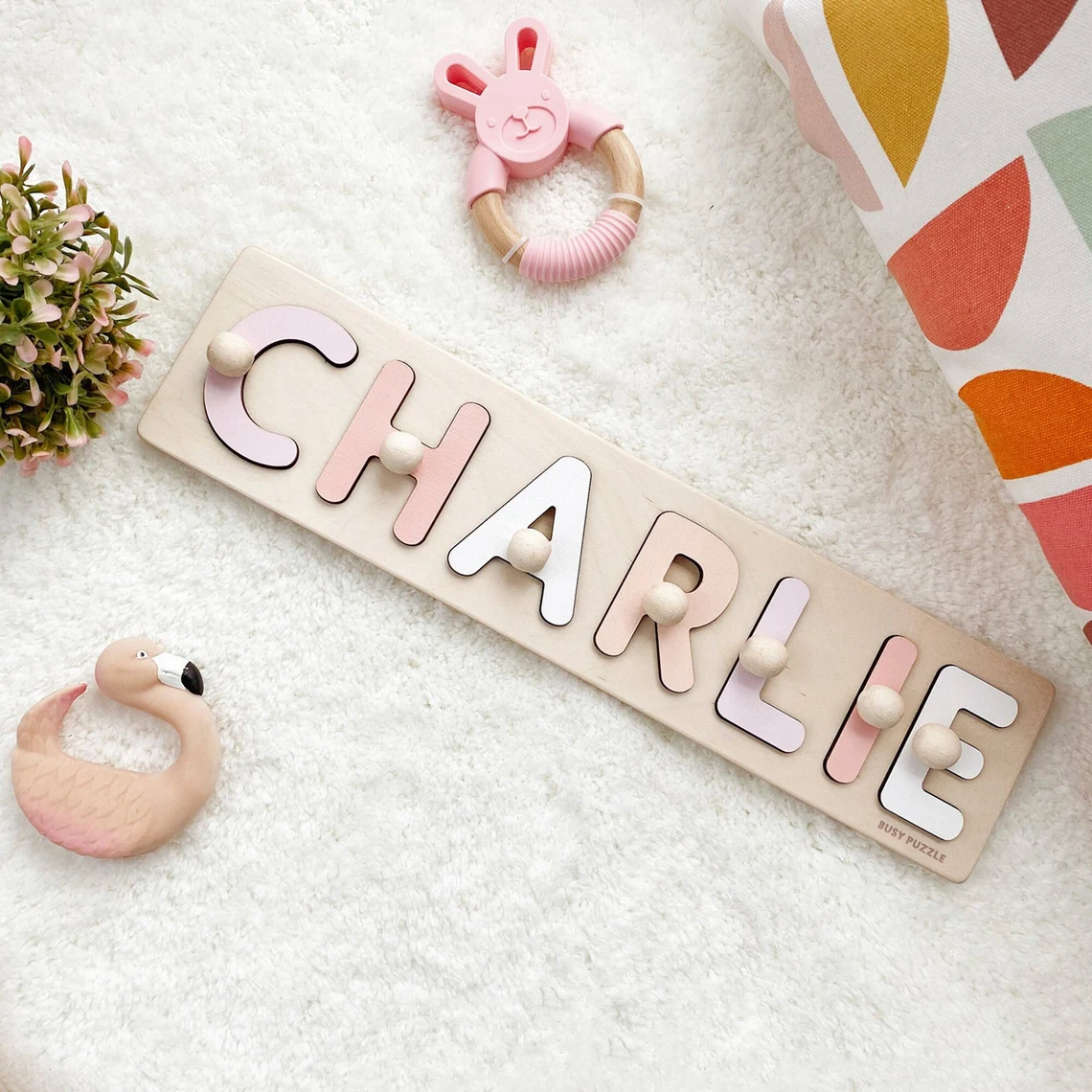 Baby Products Gift - لغز اسم شخصي مع أوتاد |